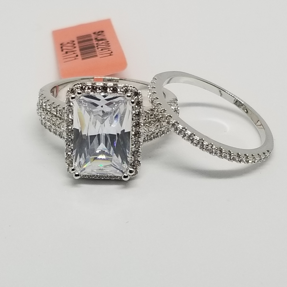 Simulated Diamond ring in Silvertone size 7